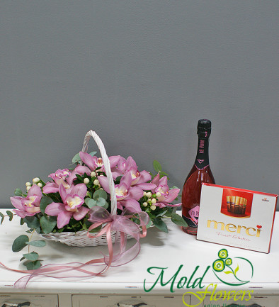 Set of: Basket with pink orchids, Mi Piace, and Merci assorted chocolates photo 394x433